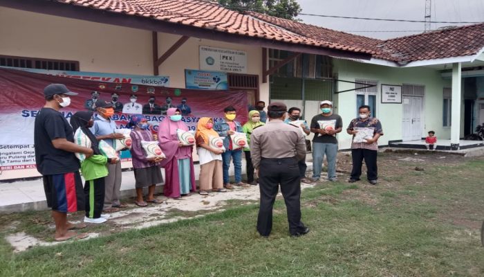 BANTUAN BERAS DARI POLSEK ADIMULYO 01