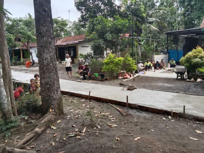 BETONISASI JALAN LINGKUNGAN RW 02 RT 04 01