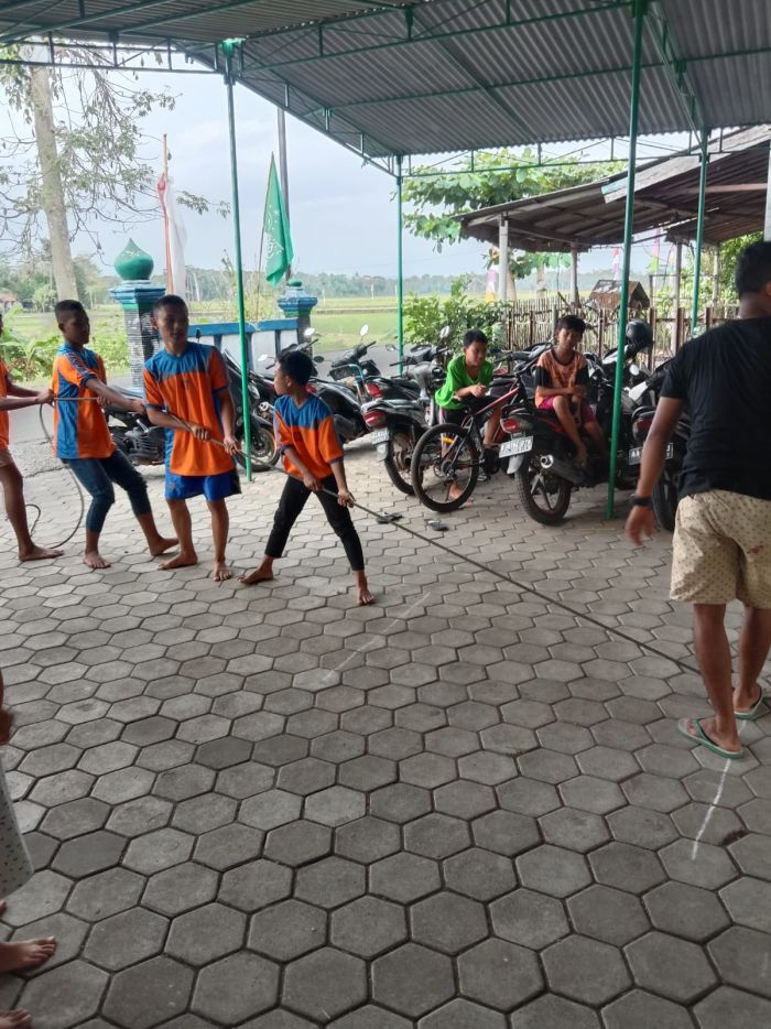 KELOMPOK KKN UMY 102  MEMBANTU MENSUKSESKAN KEGIATAN LOMBA 17 HUT RI DI DUSUN KARANGKAMBANG CRIWIK RW 01 01