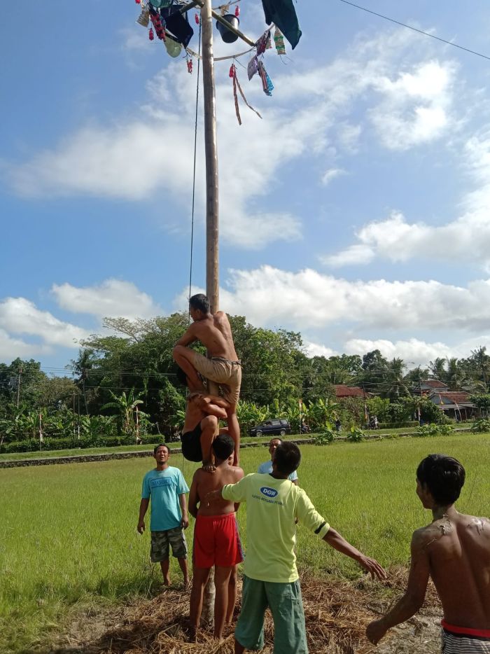 KELOMPOK KKN UMY 102  MEMBANTU MENSUKSESKAN KEGIATAN LOMBA 17 HUT RI DI DUSUN KARANGKAMBANG CRIWIK RW 01 02