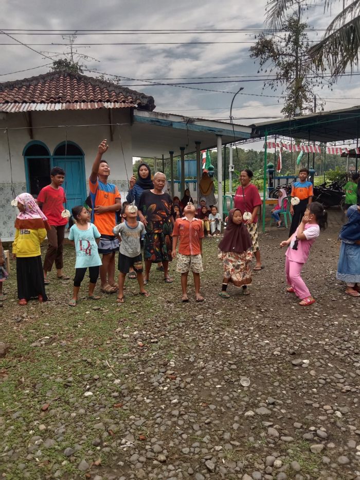 KELOMPOK KKN UMY 102  MEMBANTU MENSUKSESKAN KEGIATAN LOMBA 17 HUT RI DI DUSUN KARANGKAMBANG CRIWIK RW 01