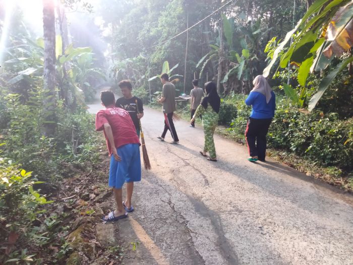 KERJA BAKTI WARGA DESA MANGUNHARJO BERSAMA KELOMPOK KKN UMY 102 DAN 106 01