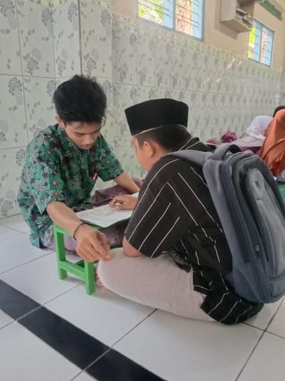 KELOMPOK KKN UMY 102 IKUT BERPATISIPASI DALAM MENGIKUTI KEGIATAN TPQ BERPERAN SEBAGAI PENGAJAR